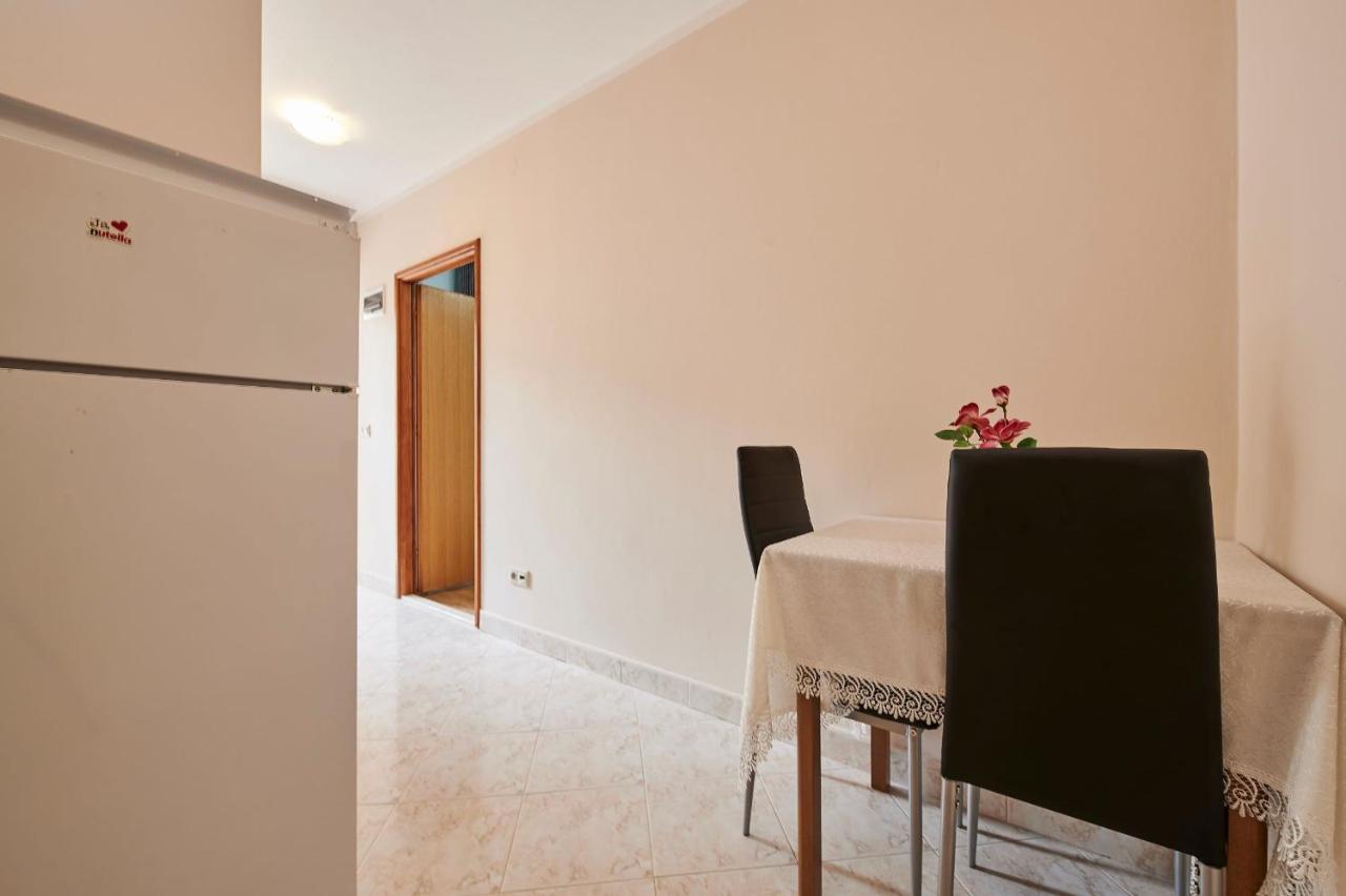 Cutan Apartment โตรกีร์ ภายนอก รูปภาพ
